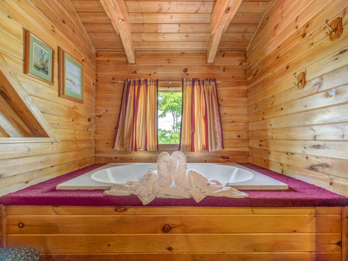 Bear Tracks, 2 Bedrooms, Hot Tub, Fireplace, Wifi, Jetted Tub, Sleeps 6 개틀린버그 외부 사진